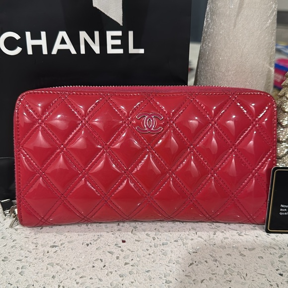 🩷CHANEL Patent Quilted Double Stitched Zip Around Wallet - Picture 1 of 17